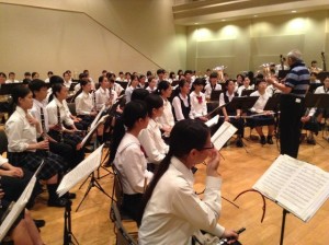 本校吹奏楽部音楽総監督の遠山詠一先生